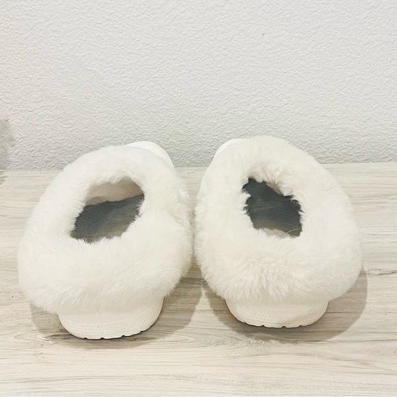 Crocs Classic Lined Clogs White Faux Fur Cozy Slippers | Women’s - Picture 3 of 6